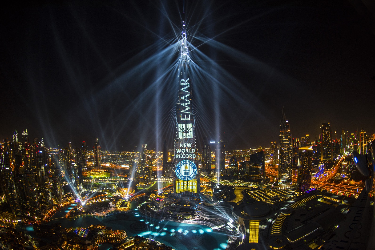 أغنية Skyfall تثري عروض Light Up المذهلة على واجهة "برج خليفة"